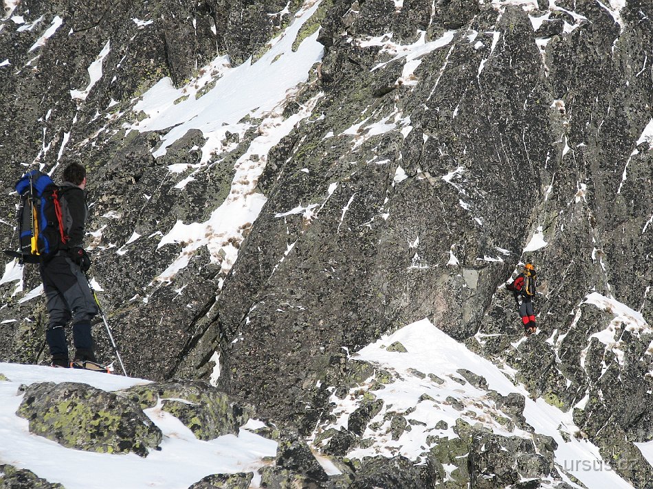 tatry 340.jpg - Martin si asi nechal všechnu energii na poslední den. Zatímco my s Lukym supíme a co chvila odpočíváme, Martin nám suveréně utekl a zastavil ho až známý skalní stupeň. Ovšem zastavil ho opravdu...? To tu asi nemůžu prozradit  :))